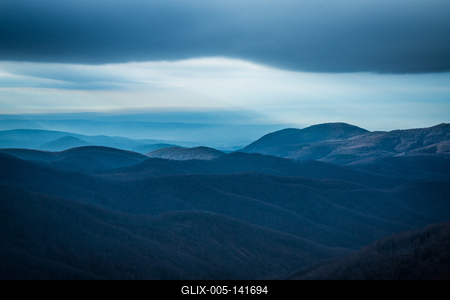 Fénybetörés a Börzsöny felett-stock-foto