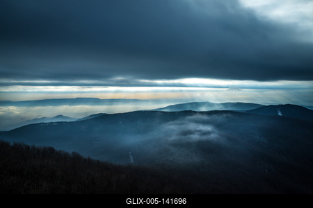 Fénybetörés a Börzsöny felett-stock-foto