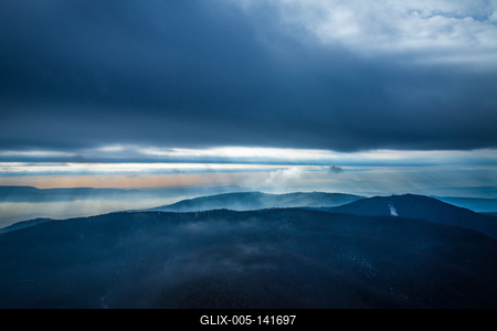 Fénybetörés a Börzsöny felett-stock-foto
