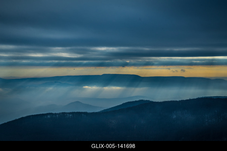 Fénybetörés a Börzsöny felett-stock-foto