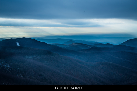 Fénybetörés a Börzsöny felett-stock-foto
