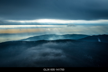Fénybetörés a Börzsöny felett-stock-foto