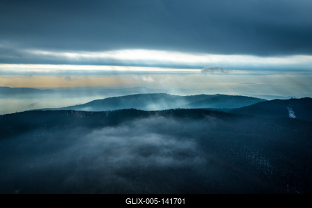 Fénybetörés a Börzsöny felett-stock-foto