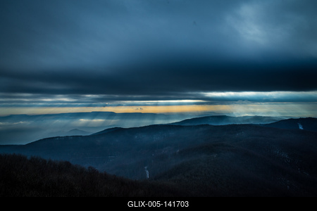Fénybetörés a Börzsöny felett-stock-foto