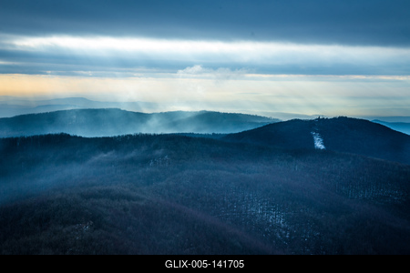 Fénybetörés a Börzsöny felett-stock-foto