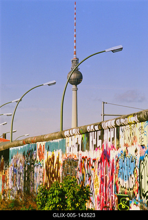 East Side Gallery and TV tower, Berlin-stock-foto