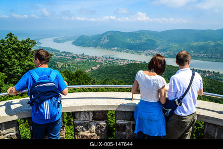 Kilátás Nagymarosra és a Dunakanyarra a Juliánus-kilátóról-stock-foto