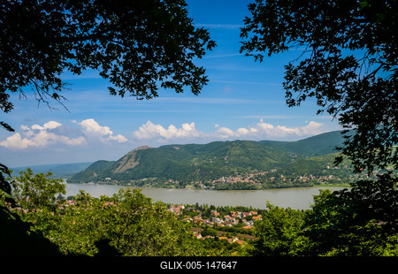 Kilátás Nagymarosra és a Dunakanyarra a Börzsönyből-stock-foto