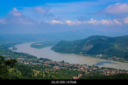 Kilátás Nagymarosra és a Dunakanyarra a Börzsönyből-stock-foto