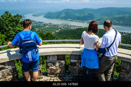 Kilátás Nagymarosra és a Dunakanyarra a Juliánus-kilátóról-stock-foto