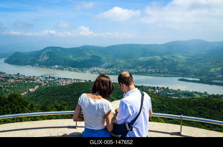 Kilátás Nagymarosra és a Dunakanyarra a Juliánus-kilátóról-stock-foto