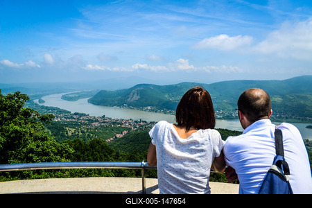 Kilátás Nagymarosra és a Dunakanyarra a Juliánus-kilátóról-stock-foto
