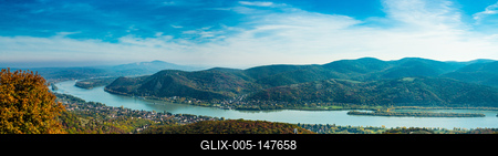 Kilátás Nagymarosra és a Dunakanyarra a Börzsönyből-stock-foto