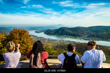 Kilátás Nagymarosra és a Dunakanyarra a Börzsönyből-stock-foto