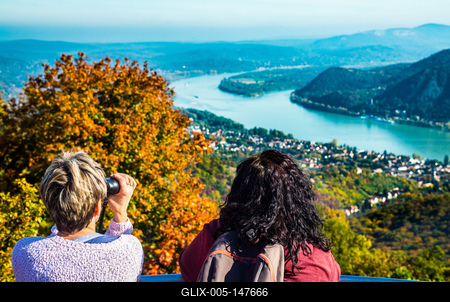 Kilátás Nagymarosra és a Dunakanyarra a Börzsönyből-stock-foto