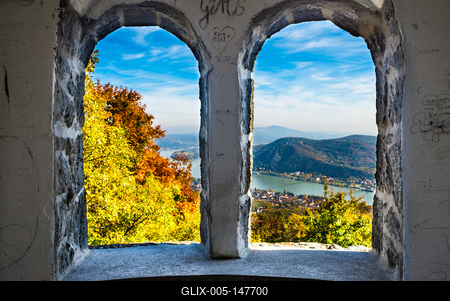 Kilátás Nagymarosra és a Dunakanyarra a Börzsönyből-stock-foto