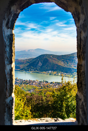 Kilátás Nagymarosra és a Dunakanyarra a Börzsönyből-stock-foto