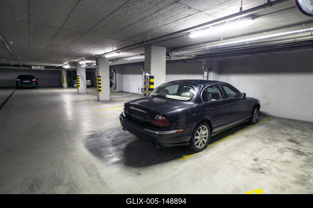 Harmincmilliós parkolási bírságot gyűjtött össze egy parkoló Jaguar-stock-foto