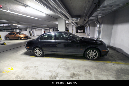 Harmincmilliós parkolási bírságot gyűjtött össze egy parkoló Jaguar-stock-foto