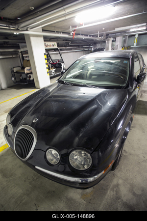 Harmincmilliós parkolási bírságot gyűjtött össze egy parkoló Jaguar-stock-foto