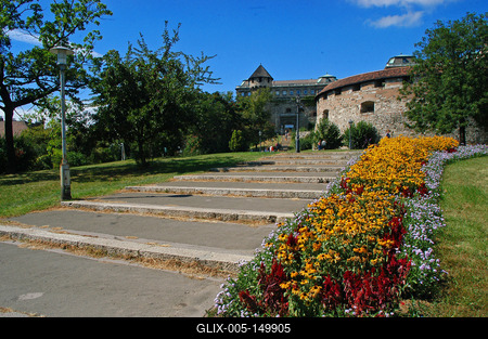 Budapest, 2008-08-16A budavári nagy rondella kör alakú bástya a budai Várhegy déli lejtőjén, a budai vár egykori védműrendszerének rekonstruált része. Középkori falainak kiásásával, konzerválásával és részleges kiegészítésével az 1950-es években állították helyre. Hozzáépített kaputornyával és a szomszédos Buzogánytoronnyal együtt azóta tartozik a budai városképhez.-stock-foto
