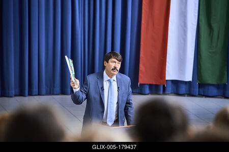 Áder János klímavédelmi tanórát tartott Budakeszin-stock-foto