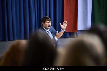 Áder János klímavédelmi tanórát tartott Budakeszin-stock-foto