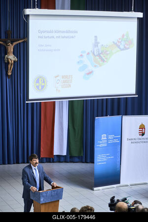 Áder János klímavédelmi tanórát tartott Budakeszin-stock-foto