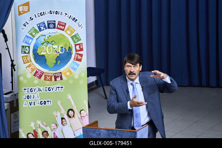 Áder János klímavédelmi tanórát tartott Budakeszin-stock-foto