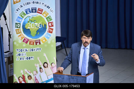 Áder János klímavédelmi tanórát tartott Budakeszin-stock-foto