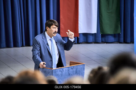 Áder János klímavédelmi tanórát tartott Budakeszin-stock-foto