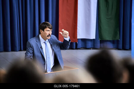 Áder János klímavédelmi tanórát tartott Budakeszin-stock-foto