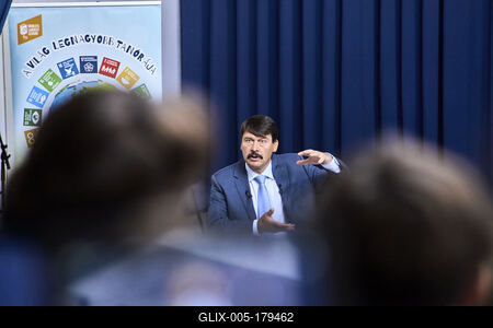 Áder János klímavédelmi tanórát tartott Budakeszin-stock-foto