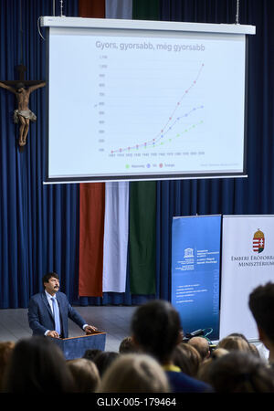 Áder János klímavédelmi tanórát tartott Budakeszin-stock-foto