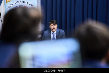 Áder János klímavédelmi tanórát tartott Budakeszin-stock-foto