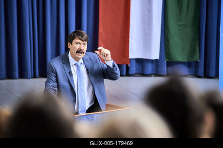 Áder János klímavédelmi tanórát tartott Budakeszin-stock-foto