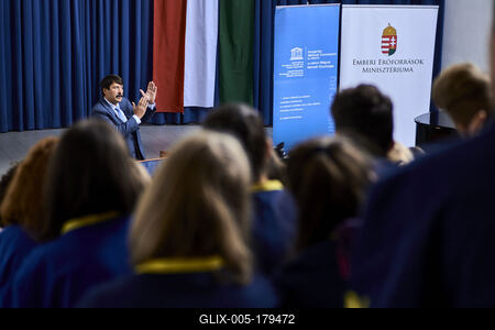 Áder János klímavédelmi tanórát tartott Budakeszin-stock-foto