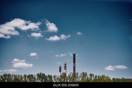 A Dunamenti Erőmű kéményei *** Industrial Chimneys Against Blue Sky-stock-foto