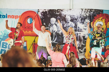 Az Apacuka zenekar koncertje-stock-foto