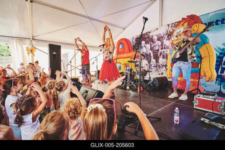 Az Apacuka zenekar koncertje-stock-foto