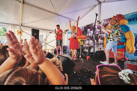 Az Apacuka zenekar koncertje-stock-foto