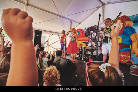 Az Apacuka zenekar koncertje-stock-foto