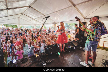 Az Apacuka zenekar koncertje-stock-foto