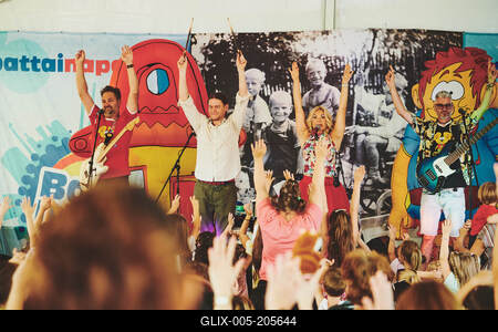 Az Apacuka zenekar koncertje-stock-foto