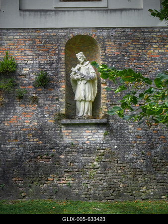 Pannonhalma *** Stone Saint Statue in Niche-stock-foto