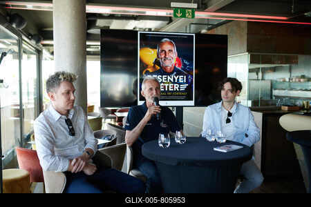 Szárnyakkal írt történet - Besenyei Péter és Péter Bence sajtótájékoztatója — Press Conference Discussion-stock-foto
