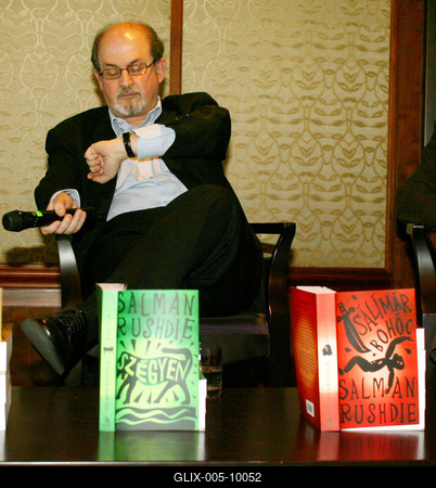 Budapestre érkezett Salman Rushdie-stock-foto