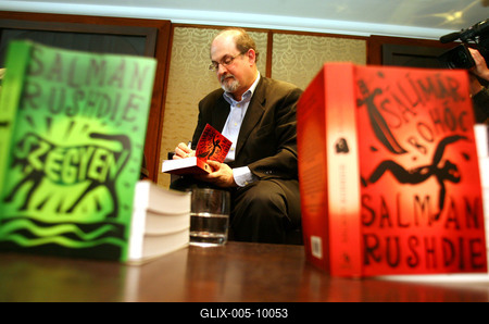 Budapestre érkezett Salman Rushdie-stock-foto