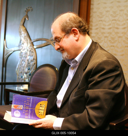 Budapestre érkezett Salman Rushdie-stock-foto