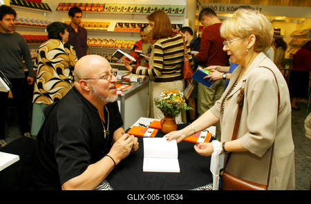 Réz András dedikál a Könyvfesztiválon-stock-foto